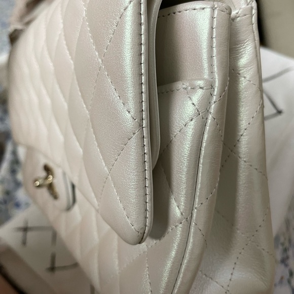 Chanel White Classic Flap Handbag 2021 - Picture 5 of 16